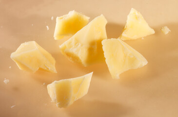 weisse Schokolade, Brocken, Schokobrocken, Schokolade, Freisteller, gebrochen,  gebrochene Schokolade,