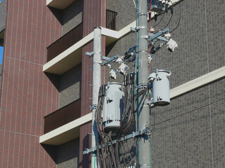集合住宅外側に設置された大型トランス。
日本の電源供給ネットワーク。