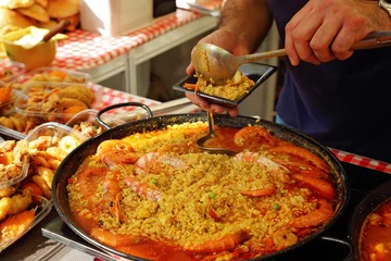 Tafelkleed Paella preparation - street market stand near Barcelona Cathedral square © Dimitrie