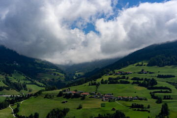 Fototapeta na wymiar Blick auf die Österreichischen Berge mit Nebel Wolken und Sonne