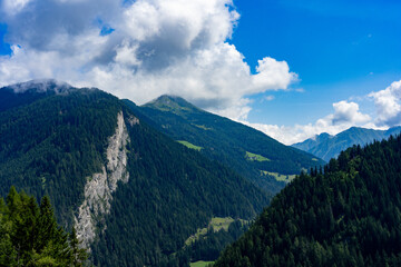 Blick auf die Österreichischen Berge mit Nebel Wolken und Sonne