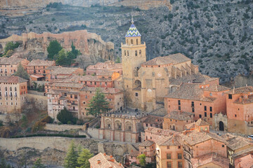 pueblo medieval, construido en piedra y madera,con una iglesia central, y una muralla detras,...