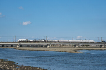 Obraz premium 駅館川の鉄橋を渡る日豊線の車両