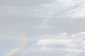  Crystal prism rainbow light refraction texture on white wall background. Organic drop diagonal holographic flare on a white wall. Water shadows for natural light overlay effects - obrazy, fototapety, plakaty