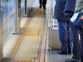 冬の新幹線のホームの電車待ちの人々の姿 - obrazy, fototapety, plakaty