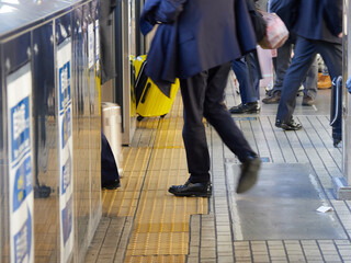 冬の新幹線のホームの電車待ちの人々の姿 - obrazy, fototapety, plakaty