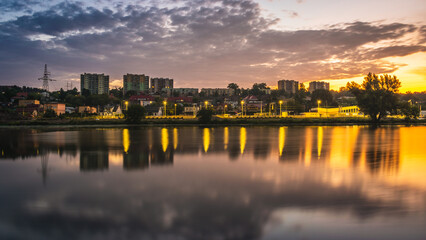 Obrazy na Plexi  Wschód słońca w mieście
