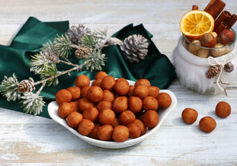 Marzipankartoffeln: Traditionelle Süßigkeit zur Weihnacht und Adventszeit.  Kugel aus Mandelpaste...