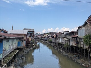 Fototapeta na wymiar a view of the dirty housing at Sungai Kedondong, Samarinda, east borneo