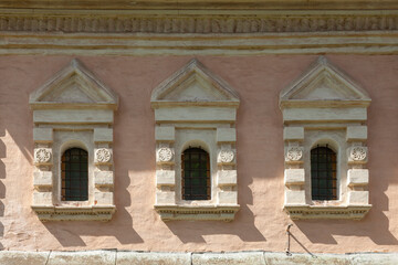 Obraz premium Three windows of a medieval church arranged in a row