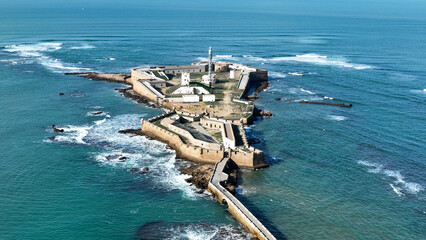 Obraz premium vista aérea del castillo de San Sebastián en la ciudad de Cádiz, España