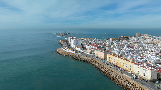 vistas a&eacute;rea de la hermosa ciudad de C&aacute;diz en el sur de Espa&ntilde;a, Andaluc&iacute;a