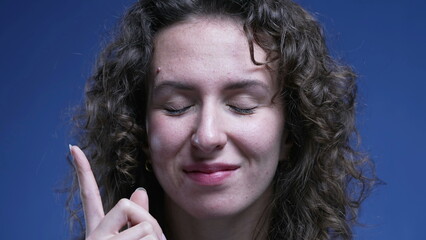 Woman close-up face having a breakthrough idea, eureka epiphany idea of person raising finger in...