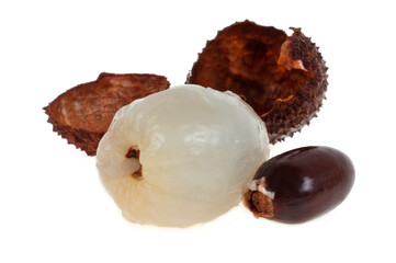 Litchi épluché avec son noyau et litchi entier en gros plan sur fond blanc