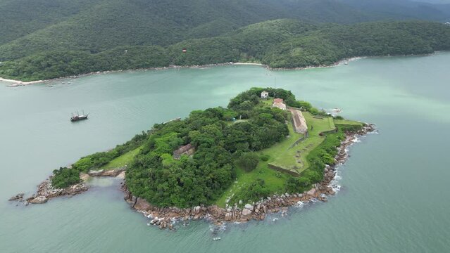 Barcos Escunas F&eacute;rias Turismo Florian&oacute;polis Ilhas Franc&ecirc;s Fortaleza Anhatomirim Passeios Mar&iacute;timos Aventura Navega&ccedil;&atilde;o Belezas Naturais Patrim&ocirc;nio Hist&oacute;rico Cultura Local Praias Paradis&iacute;acas Roteiros