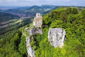 Ruine Reußenstein in der Landschaft 2