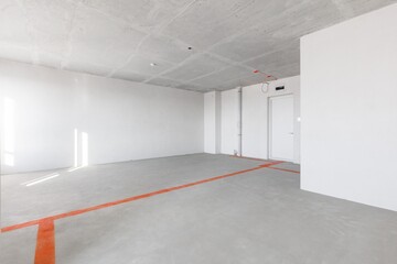 Obraz premium interior of the apartment without decoration in gray colors. rough finish