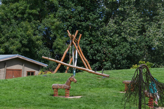 Spielplatz mit Wippe, Schaukel und Federwippen