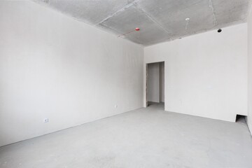 Obraz premium interior of the apartment without decoration in gray colors. rough finish