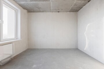 Fototapeta premium interior of the apartment without decoration in gray colors. rough finish
