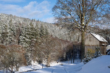 Winterlandschaft mit alter Holzhütte 