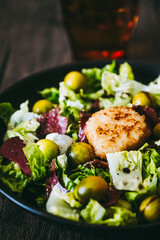 Salade verte avec des tomates fraiches du fromage et graines - Assiette appétissante saine	
