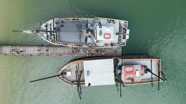 Barcos Escunas F&eacute;rias Turismo Florian&oacute;polis Ilhas Franc&ecirc;s Fortaleza Anhatomirim Passeios Mar&iacute;timos Aventura Navega&ccedil;&atilde;o Belezas Naturais Patrim&ocirc;nio Hist&oacute;rico Cultura Local Praias Paradis&iacute;acas Roteiros