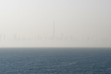 Die Skyline von Dubai im Seenebel