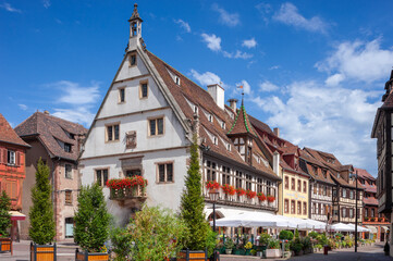 Altstadt mit Restaurants und historischen Gebäuden, hier die Fußgängerzone Rue du Marche in Obernai. Departement Bas-Rhin in der Region Elsass in Frankreich