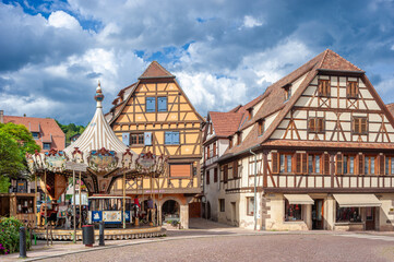 Fachwerkensemble in der historischen Altstadt in Obernai, hier am Place de l Etoile. Departement Bas-Rhin in der Region Elsass in Frankreich - obrazy, fototapety, plakaty