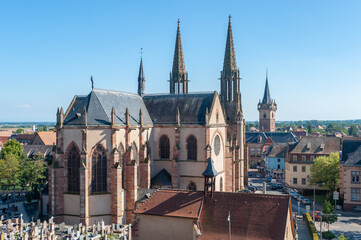 Blick vom Nationaldenkmal der Zwanginkorporierten in Obernai zur Kirche Sankt Peter und Paul....