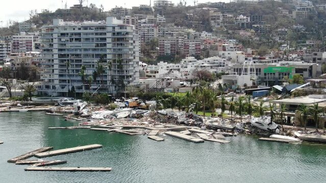 Vista a&eacute;rea de Acapulco, Guerrero, M&eacute;xico, Hurac&aacute;n Otis, La marina y el club de yates.