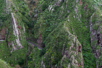 Strasse und Tunnel in den Bergen der Insel Madeira