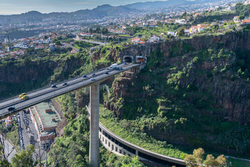 Autobahnbrücke mit Tunneleinfahrt auf der Insel Madeira