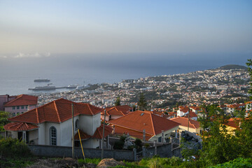 Blick von oben auf die Stadt Funchal, Madeira