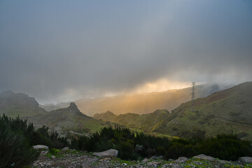 Wolken und schlechtes Wetter ziehen in den Bergen der Insel Madeira auf