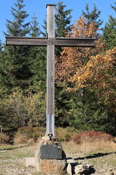 Blick auf das Gipfelkreuz auf dem Langenberg bei Willingen im Sauerland	