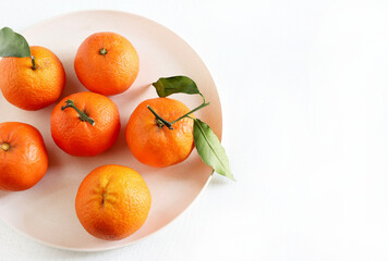 Gruppo di mandarini freschi isolati su sfondo bianco. Mandarino fresco. Concetto di cibo sano. vista dall'alto. Copia spazio.