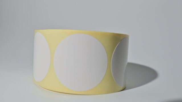 White round rhermal barcode roll.	Barcode label roll for direct thermal or thermal transfer printing. Blank price label roll.
