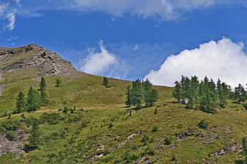 Fototapeta na wymiar Montagne e valle scendendo dall'altipiano del Parco Naturale Alpe Veglia e Alpe Devero, Valle d'Ossola - Piemonte