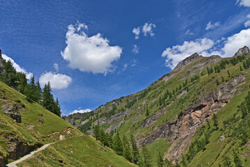 Montagne e valle scendendo dall'altipiano del Parco Naturale Alpe Veglia e Alpe Devero, Valle...