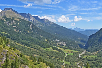 Montagne e valle scendendo dall'altipiano del Parco Naturale Alpe Veglia e Alpe Devero, Valle d'Ossola - Piemonte