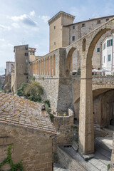Obraz premium Medicean acqueduct arcade and Orsini fortress tower, Pitigliano, Italy