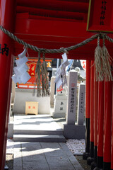 Templo Japonés  Shimenawa sobre columna de Puertas tradicionales japonesas Torii, Cordel protector...