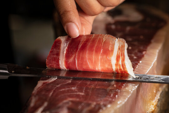 Jam&oacute;n Ib&eacute;rico de bellota t&iacute;pico de Espa&ntilde;a. Lonchas de Jamon iberico de bellota para degustaci&oacute;n cortadas a cuchillo de jamon iberico espa&ntilde;ol. Preparaci&oacute;n de un Jam&oacute;n Ib&eacute;rico para comer .