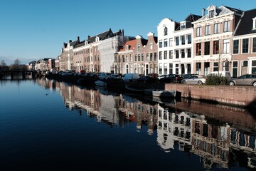 Obraz premium Panorama von Haarlem mit Blick über eine Gracht