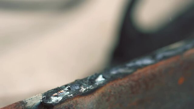 Removal of steel dross or slag after welding with hammer