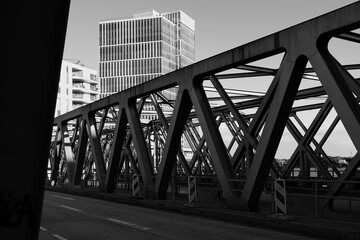 Brücke in schwarz-weiß in der Hansestadt Hamburg,
