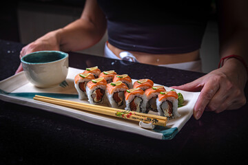 "Elegancia en el Plato: La Chef Maestra Creando Sushi Gourmet"