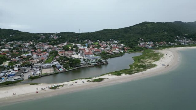 Ponta das Cana Florian&oacute;polis Natureza Praia Bairro Sambaqui Passeios Viagens Costeira Norte Ilha Magia Dunas Mata Atl&acirc;ntica Roteiros Tur&iacute;sticos Aventura Praias Paradis&iacute;acas Cultura Hist&oacute;ria Drone